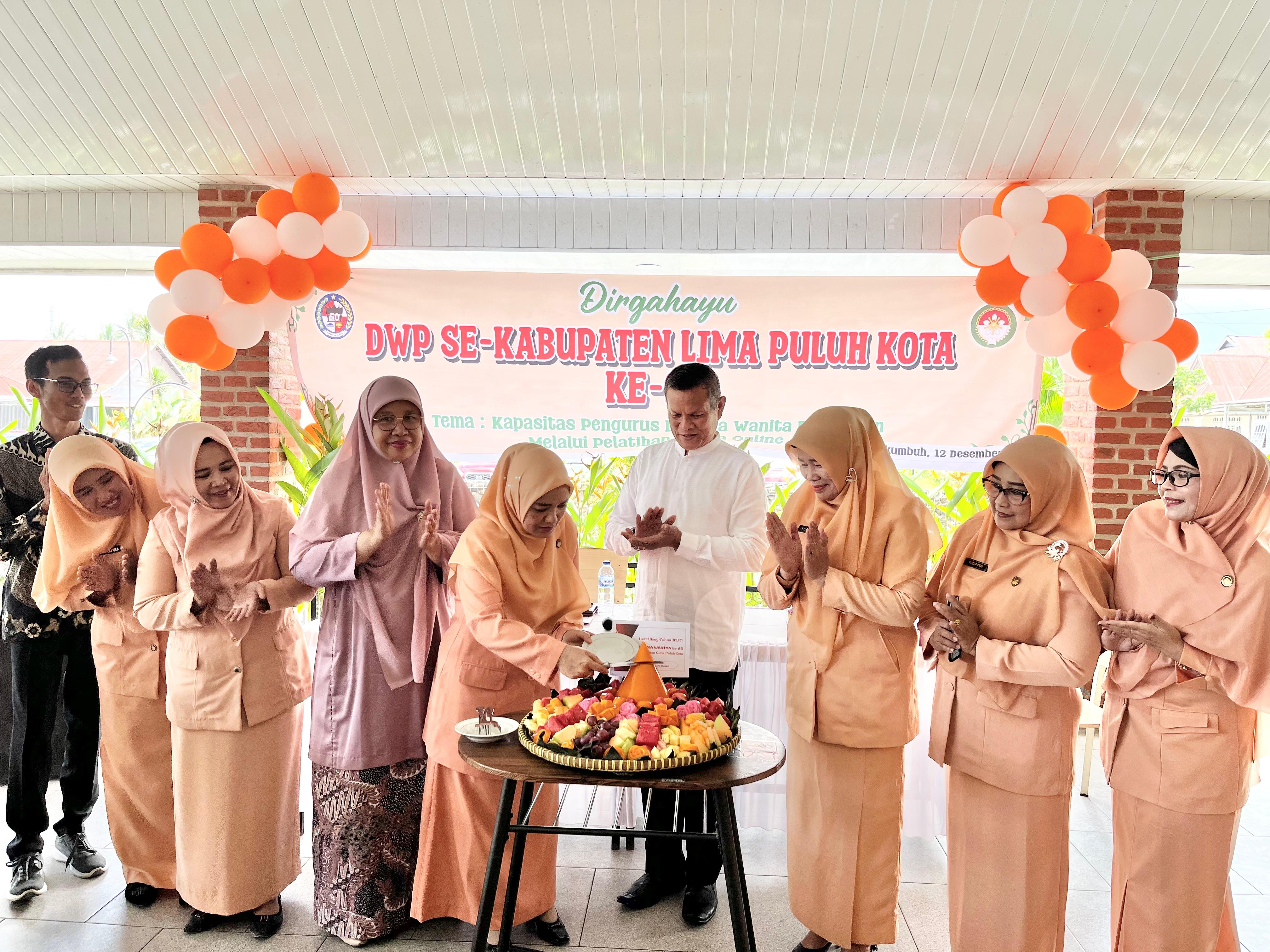 MOMEN: Suasana puncak peringatan HUT DWP ke-25 Kabupaten Limapuluh Kota.(PEMKAB LIMAPULUH KOTA UNTUK PADEK)