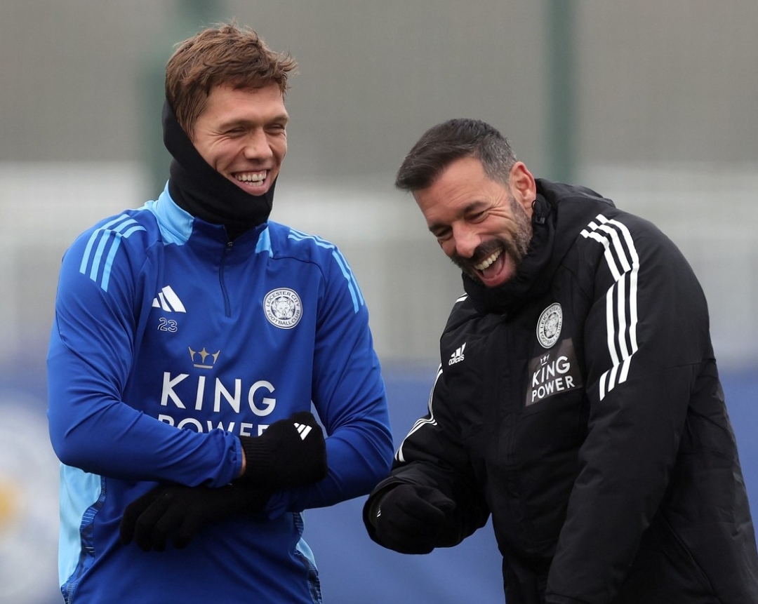 Pelatih Leicester City, Ruud Van Nistelrooy ceria bersama para pemain di sela latihan jelang laga melawan Newcastle United. (Foto: LCFC)