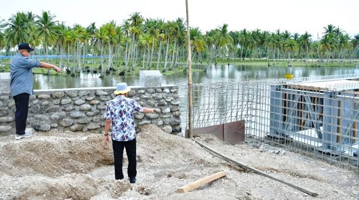Sekkab Agam Edi Busti saat monitoring pengerjaan pembangunan jembatan objek wisata Pasia Tiku di kawasan Muaromati, Kamis (12/12). Foto PEMKAB AGAM