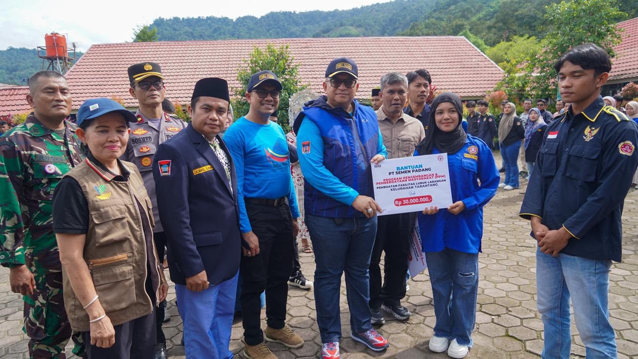 Pj Wako Padang Andree Algamar menyerahkan bantuan dari Semen Padang untuk program pengembangan dan pemberdayaan masyarakat Kelurahan Tarantang, Minggu (15/12).