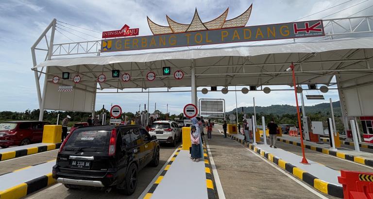 Antusiasme warga Kota padang saat HK resmi melakukan uji coba fungsional ruas tol Padang-Pekanbaru seksi Padang-Sicincin, Minggu (15/12/2024). Jam operasional terbatas pukul 13.00 hingga 16.00 WIB.