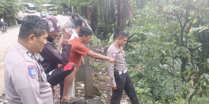 Kecelakaan di Jalan Padang Solok tepatnya di Kelurahan Indarung, Kecamatan Lubukkilangan, Kota Padang, pada Senin (16/12/2024) dini hari. Mengakibatkan pengemudi truk meninggal dunia.(Foto: Satlantas)