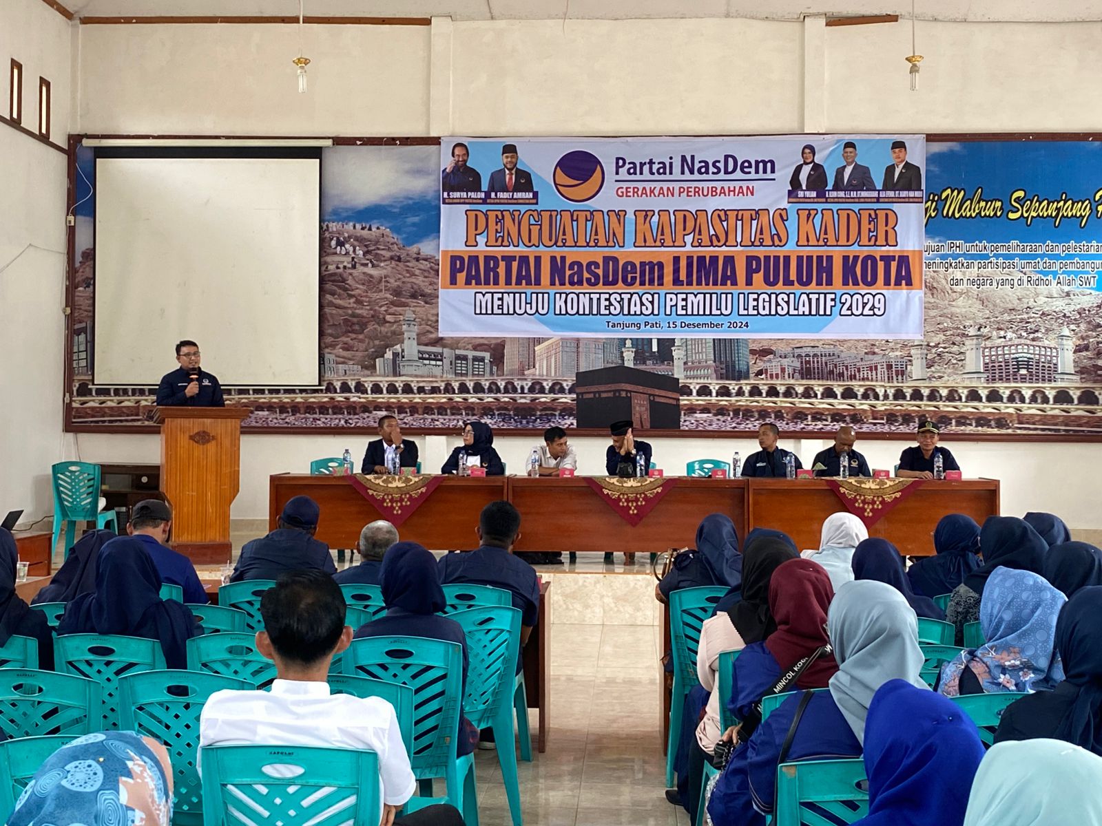 SERIUS: Suasana pendidikan politik Partai NasDem se-Kabupaten Limapuluh Minggu (15/12) berjalan lancar. (SY RIDWAN/PADEK)