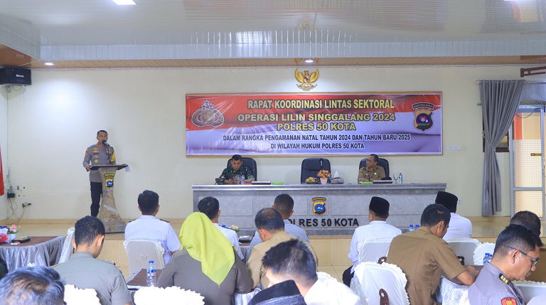 ARAHAN: Kapolres Limapuluh Kota, AKBP Syaiful Wachid, memimpin Rakor Lintas Sektoral dalam rangka persiapan Operasi Lilin Singgalang 2024, kemarin.(SY RIDWAN/PADEK)