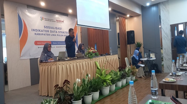 PEMAPARAN: Kepala BPS Limapuluh Kota, Yudi Yos Elvin sedang memaparkan data BPS di hadapan wartawan dalam Sosialisasi Indikator Data Strategis Kabupaten Limapuluh Kota, kemarin.(FIDEL/PADEK)