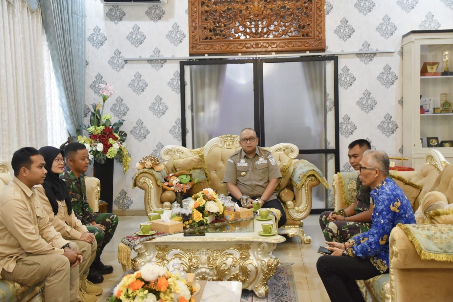 Pj Wako Padang Andree Algamar menerima kunjungan Kepala SPPG Padang Utami Yulaini Amir dan rombongan di Rumah Dinas, Selasa (17/12).