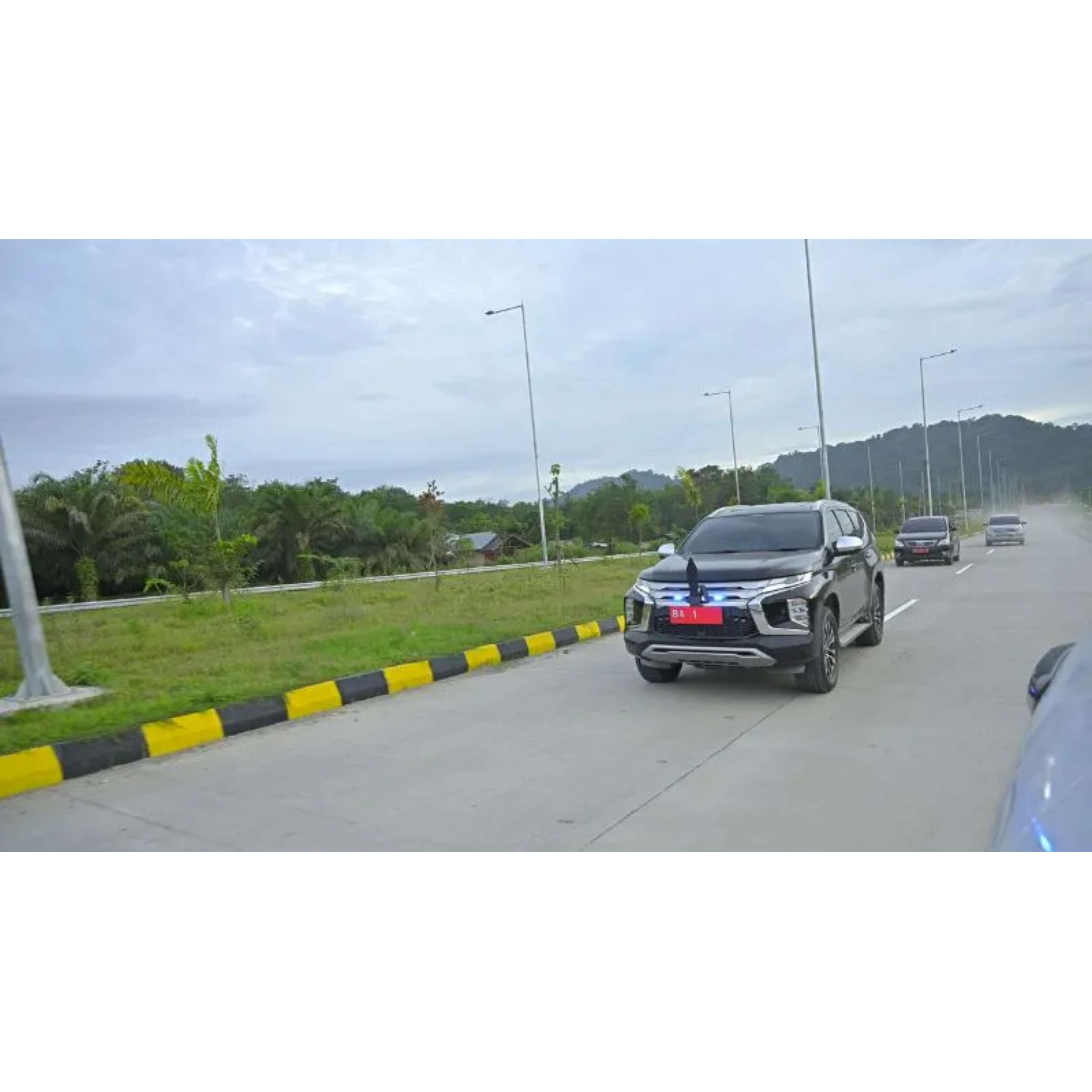 CEK LANGSUNG: Rombongan mobil Gubernur Sumbar, Mahyeldi Ansharullah ketika menjajal tol Padang-Sicincin saat dilakukan uji coba Minggu (16/12).(HUMAS PEMPROV SUMBAR)