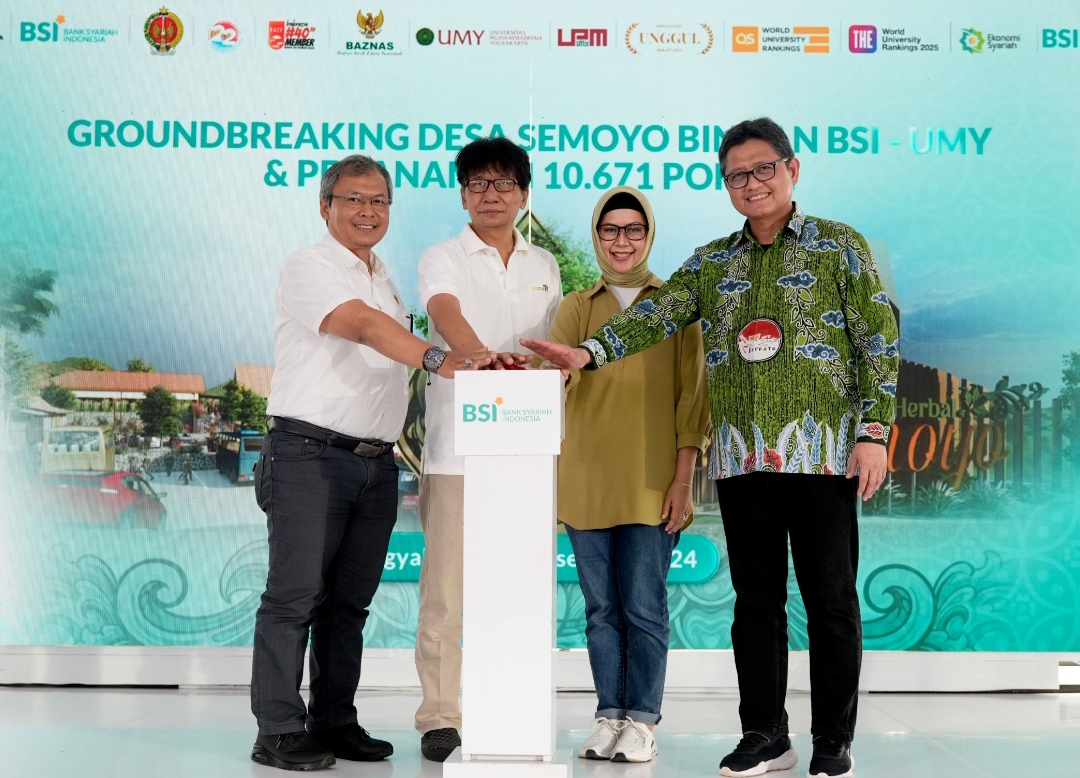 Direktur Kepatuhan & Sumber Daya Manusia BSI Tribuana Tunggadewi (kanan kedua), Rektor UMY Gunawan Budiyanto, Deputi PPATK Fithriadi (kanan) dan Kadis LHK Yogyakarta Kusno Wibowo. (Foto: Corcom)
