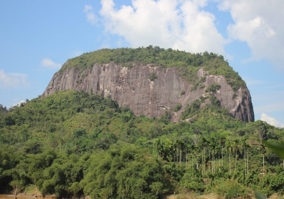 Geosite Konglomerat Brani Ngalau Batauik di Nagari Padang Laweh, Kecamatan Koto VII, Kabupaten Sijunjung, Sumatera Barat, dilihat dari jauh. (Foto: Ridwan/ Geopark Ranah Minang Silokek)