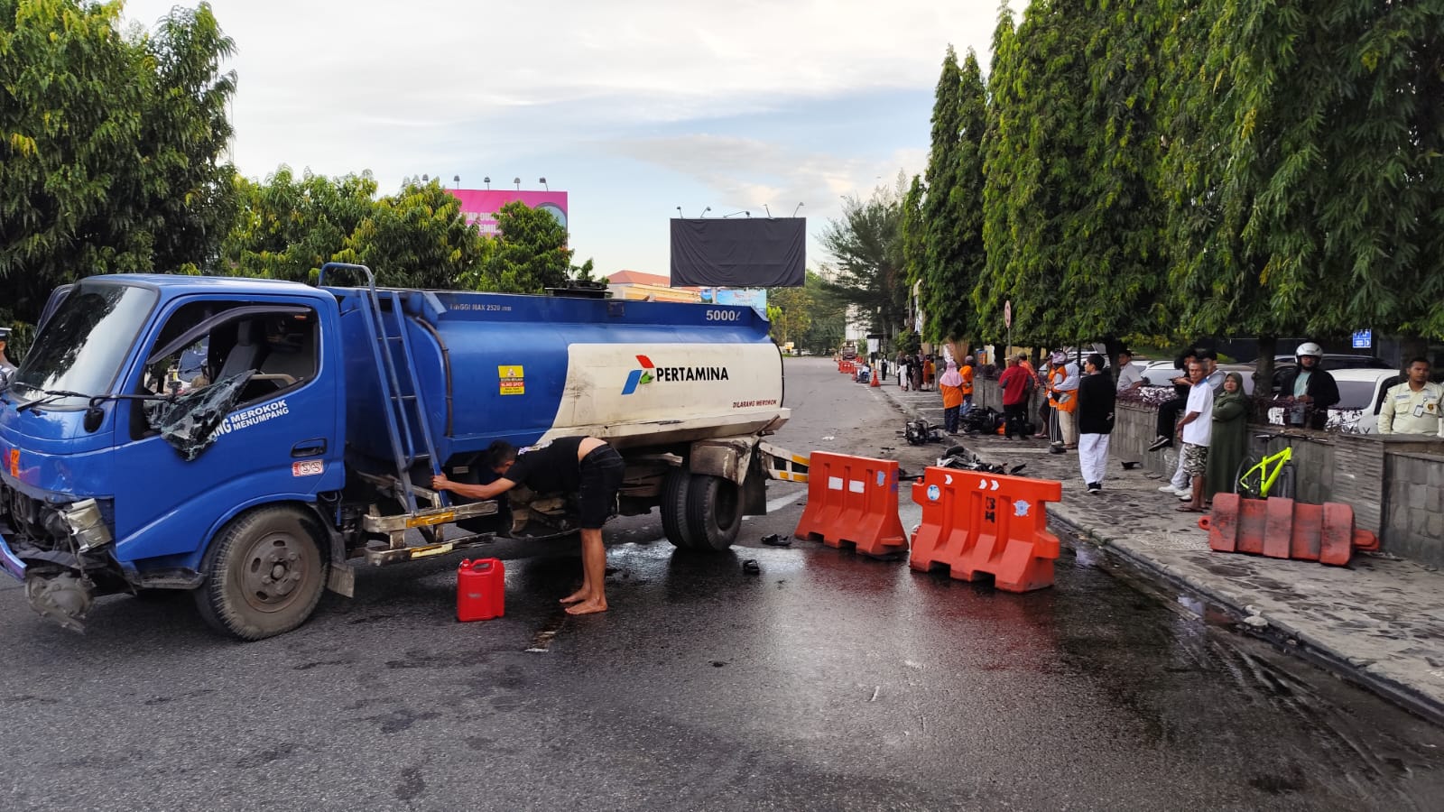 Kecelakaan lalu lintas terjadi Selasa (17/12/2024) pagi ini di Jalan Dr. Hamka, tepatnya di depan Basko Grand Mall. Melibatkan truk tangki Pertamina menabrak dua kendaraan roda dua.