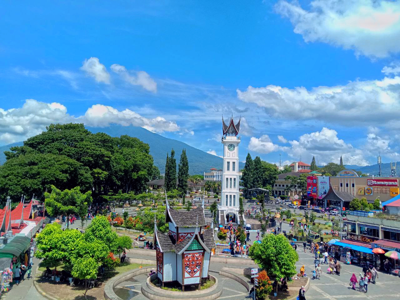 Objek wisata Jam Gadang.