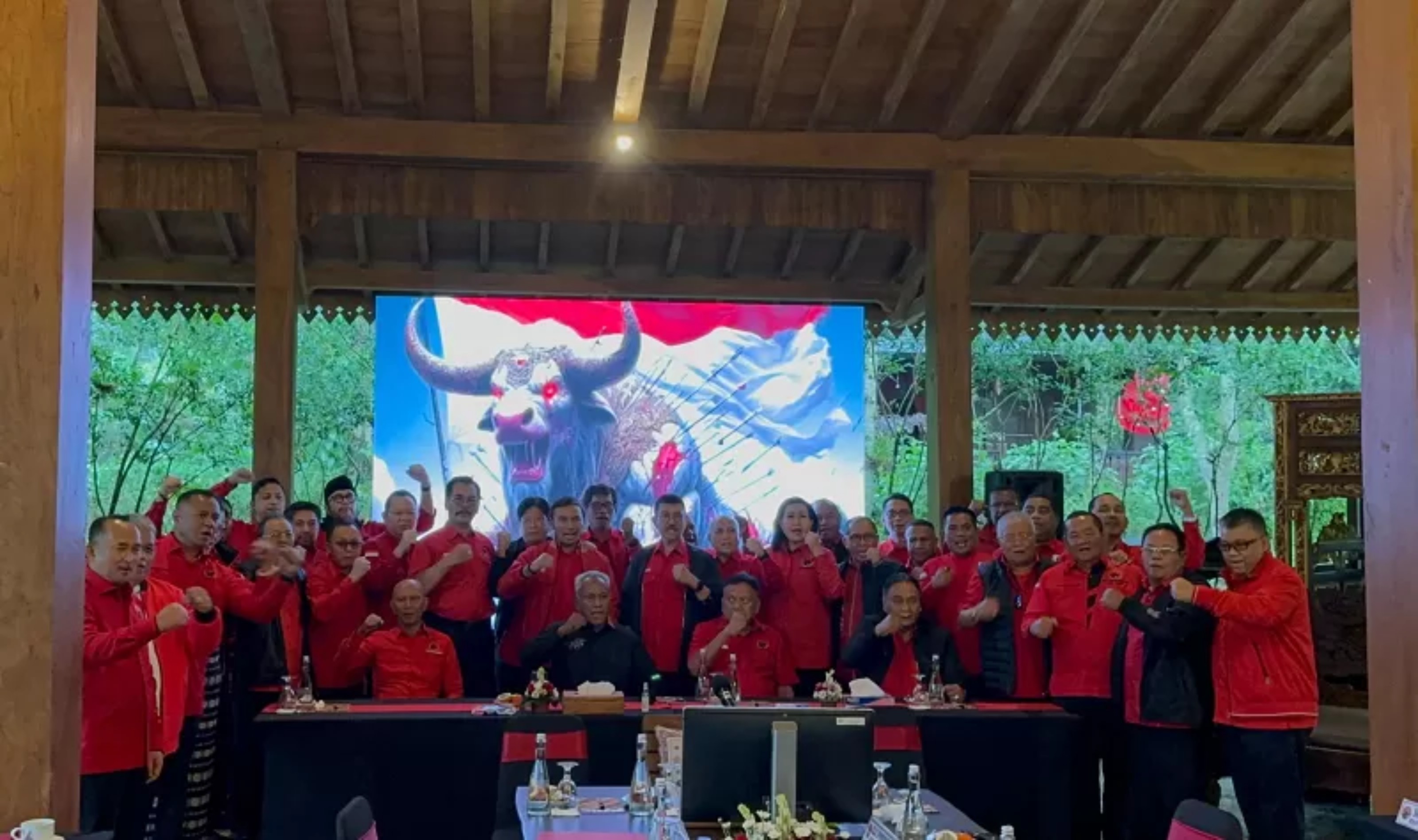 SANKSI ORGANISASI: Ketua DPP PDIP Bidang Kehormatan, Komaruddin Watubun menyampaikan pemecatan kepada Joko Widodo (Jokowi) dan keluarganya.(JPG)