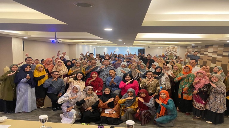 AKRAB: Para guru yang tergabung dalam Balai Guru Penggerak Sumbar terlihat kompak saat mengadakan kegiatan peningkatan kapasitas guru matematika jenjang SMP se-Sumbar.(TIM LAMAN GURU)