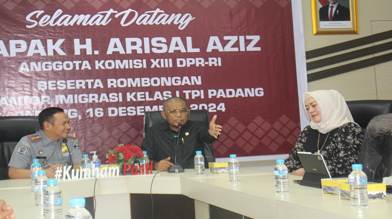 SERAP ASPIRASI: Anggota DPR RI Dapil Sumbar 2, Arisal Aziz, saat reses di Kantor Imigrasi Padang, Senin (16/12).(ARIS PRIMA G/PADEK)