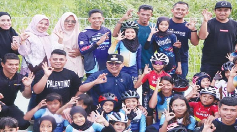 PRESTASI: Pj Wali Kota Payakumbuh, Suprayitno foto bersama para atlet sepatu roda Kota Payakumbuh beberapa waktu lalu.(PEMKO PAYAKUMBUH UNTUK PADEK)