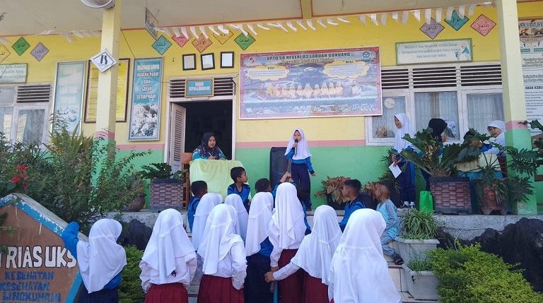 BERBAKAT: Salah seorang murid UPTD SDN 03 Labuahgunuang unjuk kebolehan di hdapan teman-teman mereka.(TIM LAMAN GURU)
