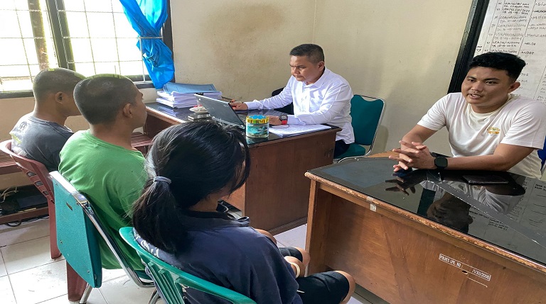 TIDAK BERKUTIK: Tiga orang penyalahgunaan narkotika jenis ganja saat diinterogasi oleh petugas di Polres Limapuluh Kota beberapa waktu lalu.(SY RIDWAN/PADEK)