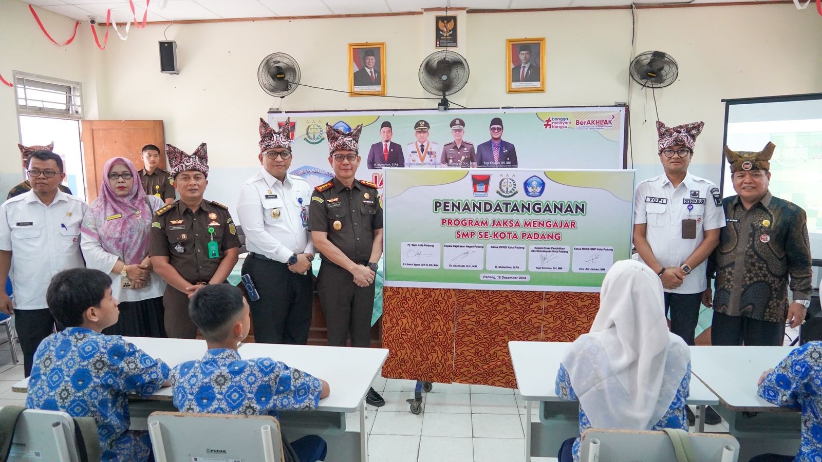 Pj Wali Kota Padang Andree Algamar menghadiri launching Program Jaksa Mengajar di SMPN 7 Padang, Rabu (18/12).