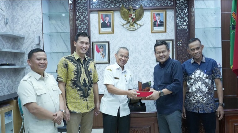 SINERGI: Kepala Bagian Perundang-undangan DPRD Provinsi Sumatera Barat, Zardi Syahrir, menerima plakat kenang-kenangan dalam kunjungan kerja DPRD Komisi IV Provinsi Jambi.(DPRD SUMBAR UNTUK PADEK)