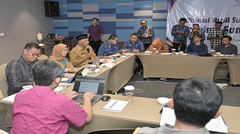 DISKUSI: Gubernur Sumbar, Mahyeldi Ansharullah, berbicara dalam Diskusi Hasil Survei Indeks Kemerdekaan Pers (IKP) Tahun 2024 di Hotel Mercure Padang, Selasa (17/12).(BIRO ADPIM UNTUK PADEK)