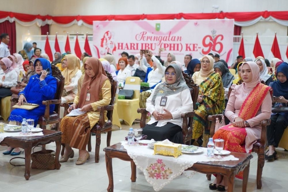 PENUH MAKNA: Suasana peringatan Hari Ibu ke-96 di Gedung Daerah Balai Serindit, Kota Pekanbaru, Rabu (18/12).(DOK MEDIA CENTER RIAU)
