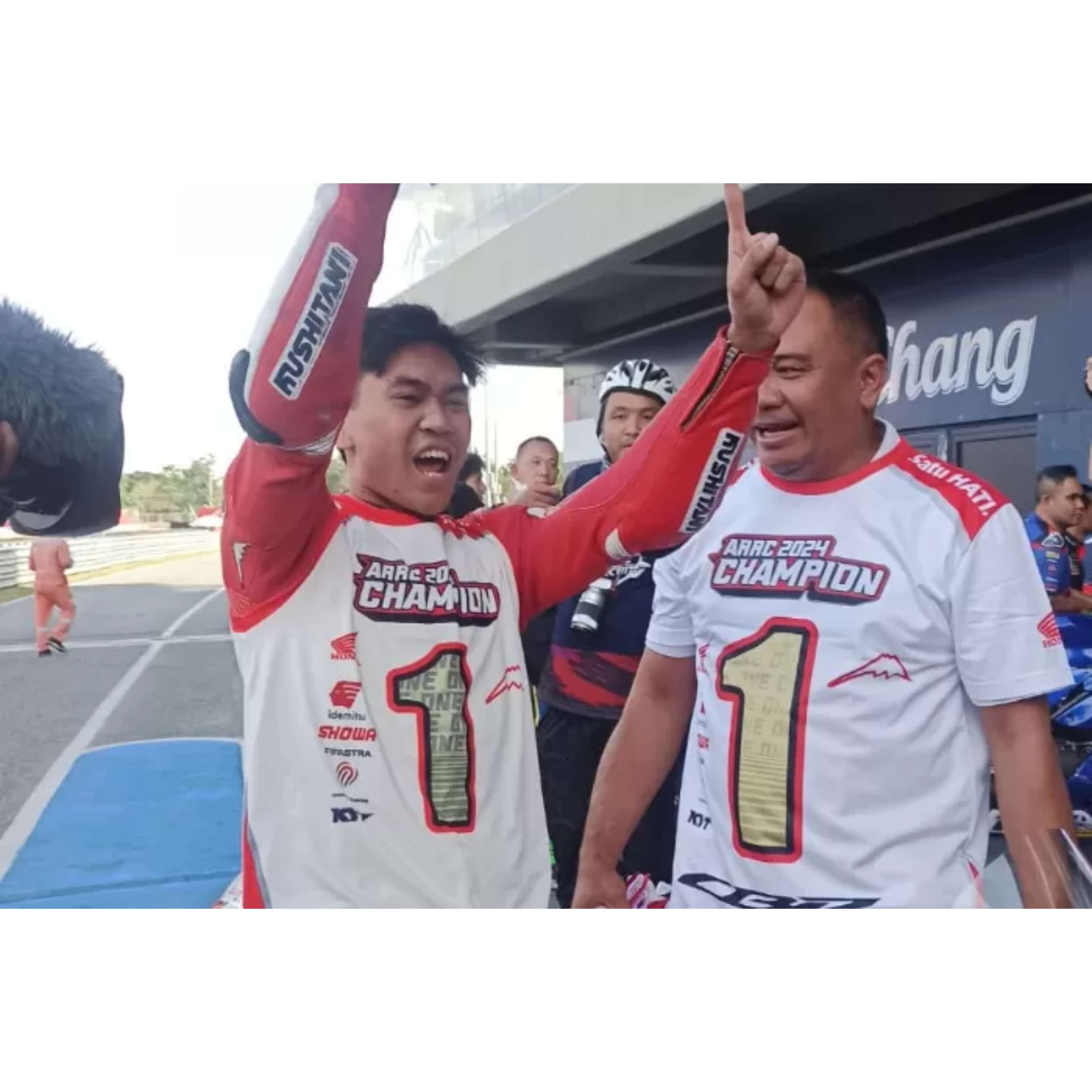 KEJAR AMBISI: Herjun Atna Firdaus merayakan kepastian gelar juara kelas AP250 Asian Road Racing Championship (ARRC) 2024 di Sirkuit Internasional Buriram, Thailand, Minggu (8/12).(ANTON HADIYANTO/JPG)