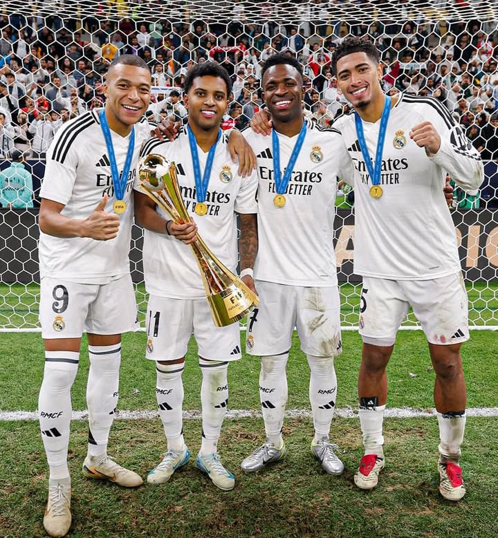 Real Madrid kembali berhasil membawa pulang Piala FIFA Intercontinental Cup 2024 setelah mengalahkan Pachuca dari Meksiko dengan skor 3-0 di Lusail Stadium, Doha, Qatar (18/12/2024).