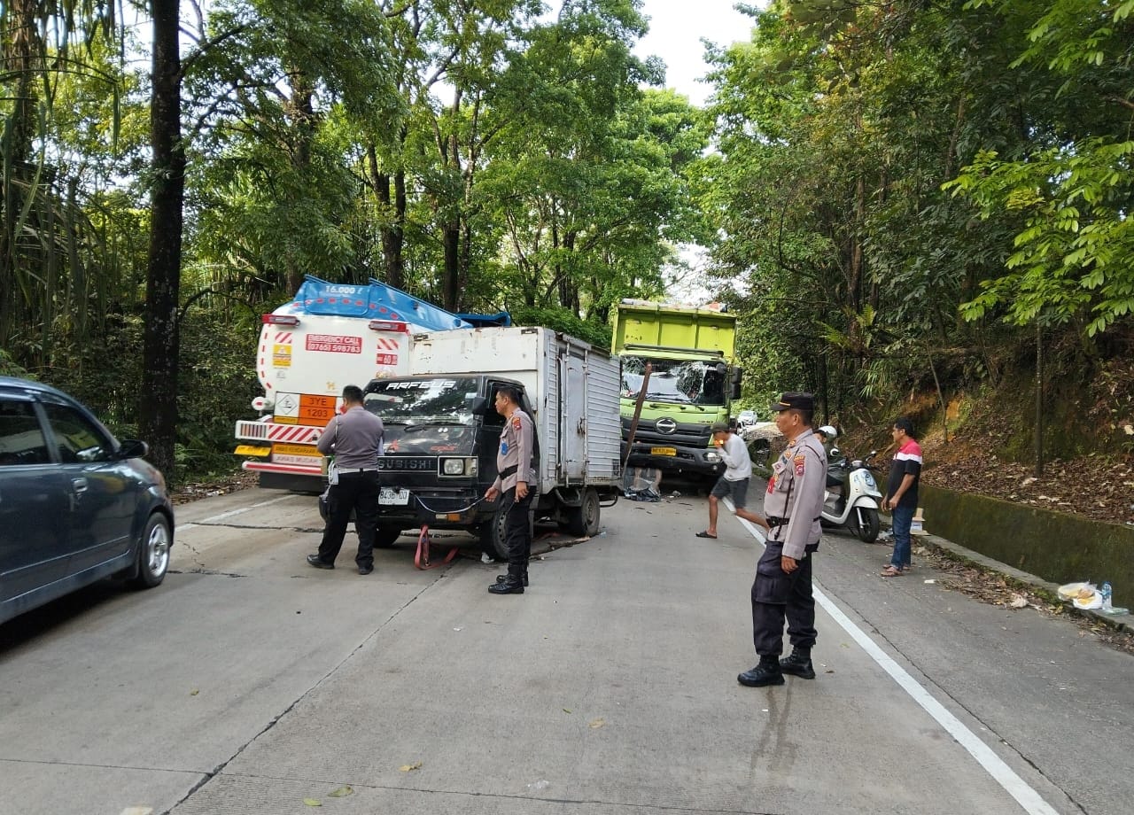 Kecelakaan lalu lintas di kawasan Sitinjau Lauik, Kota Padang. Insiden yang melibatkan sebuah Dump Truck Hino dan mobil L300 Box ini terjadi pada Kamis (19/12/2024) sekitar pukul 04.00.