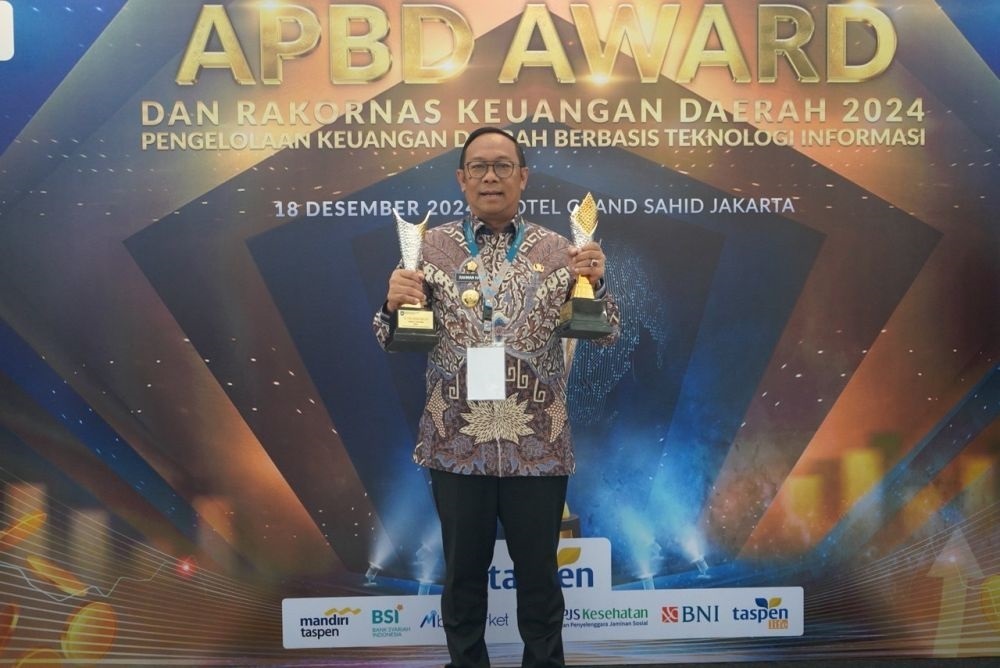 PRESTASI: Pj Gubernur Riau Rahman Hadi menerima penghargaan APBD Award Tahun 2024 di Jakarta, Rabu (18/12).(DOK MEDIA CENTER RIAU)