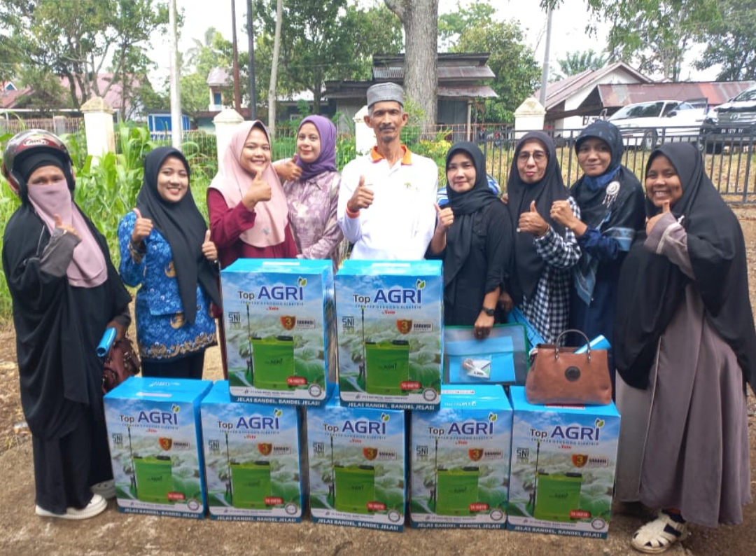 Enam kelompok wanita tani di Nagari Gurun, Kecamatan Sungai Tarab, Kabupaten Tanahdatar, menerima bantuan alat pertanian (Alsintan) Kementan. (Foto: Pemnag Gurun)