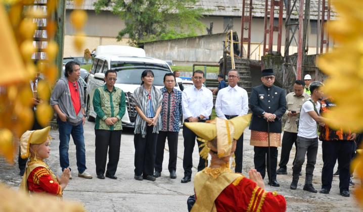 Menteri Kebudayaan RI Fadli Zon Datuak Bijo Dirajo Nan Kuniang, disambut Tari Pasambahan saat menjejakkan kaki di Pabrik Indarung I, Kamis (19/12/2024).