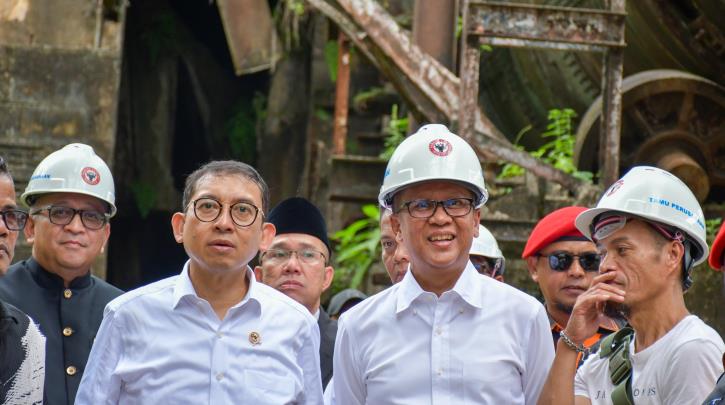 Menteri Kebudayaan RI Fadli Zon mengunjungi Pabrik Indarung I didampingi Dirut PT Semen Padang Indrieffouny Indra, Kamis (19/12/2024).