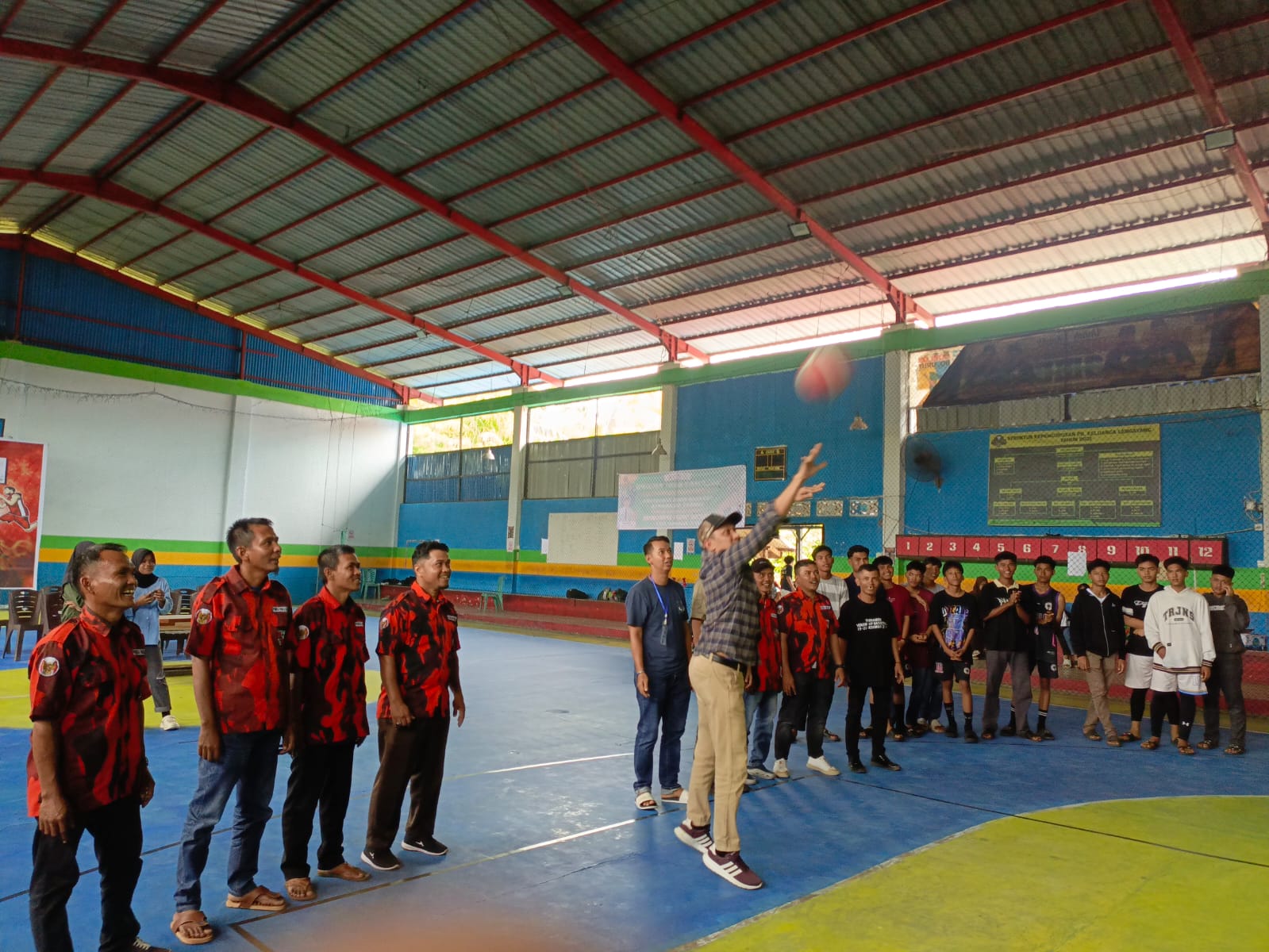 Ketua Pembina Yayasan Dunia Sementara Akhirat Selamanya, Anderson Hafizon, saat melakukan pemukulan bola pertama saat pembukaan tournament. (Dok Zal)