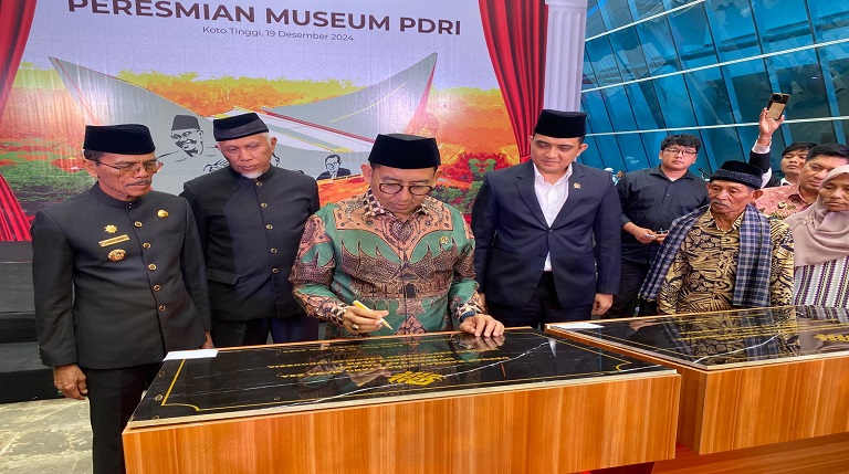 MEDIA EDUKASI: Menteri Kebudayaan Fadli Zon meresmikan Museum PDRI di kawasan Monumen Nasional Bela Negara, Kototinggi, Kabupaten Limapuluh Kota, kemarin.(SY RIDWAN/PADEK)