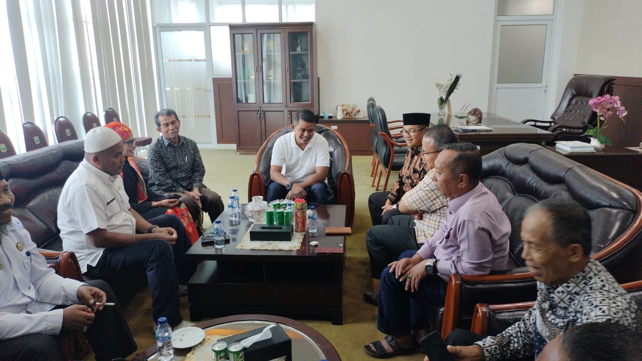 DIALOG: Suasana pertemuan Wabup Solok dengan forum peduli pendidikan Kabupaten Solok.(PEMKO SOLOK FOR PADEK)