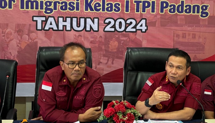 Kepala Kantor Imigrasi Padang, Tedi Hartadi Wibowo (kanan).