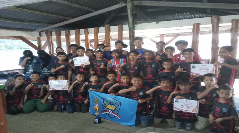 SYUKURAN: SSB Maicon Kids menggelar syukuran di Kafe Terapung Kilometer 0 Tuapejat, Rabu (18/12).(ARIF RD/PADEK)