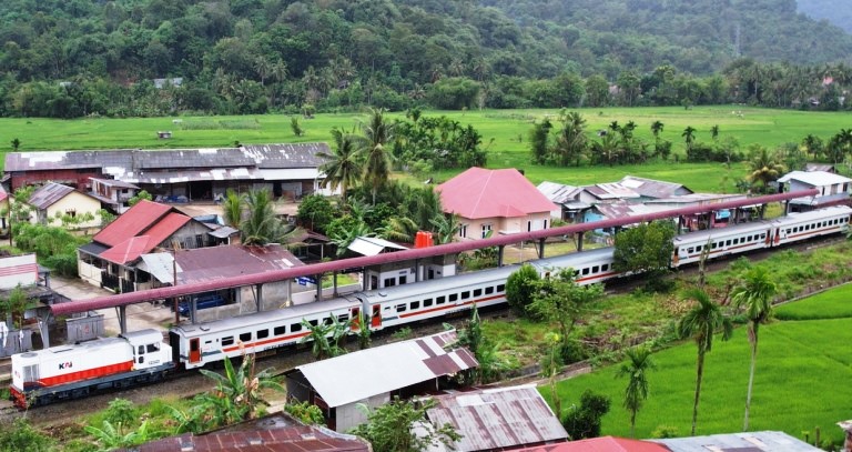 PT Kereta Api Indonesia Divisi Regional II Sumatera Barat mengoperasikan Stasiun Kampung Jua, Lubeg.
