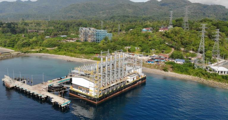 Tampilan udara Pembangkit Listrik Tenaga Mesin Gas (PLTMG) Barge Mounted Power Plant (BMPP) Nusantara 1 Waai, Pulau Ambon, Provinsi Maluku.