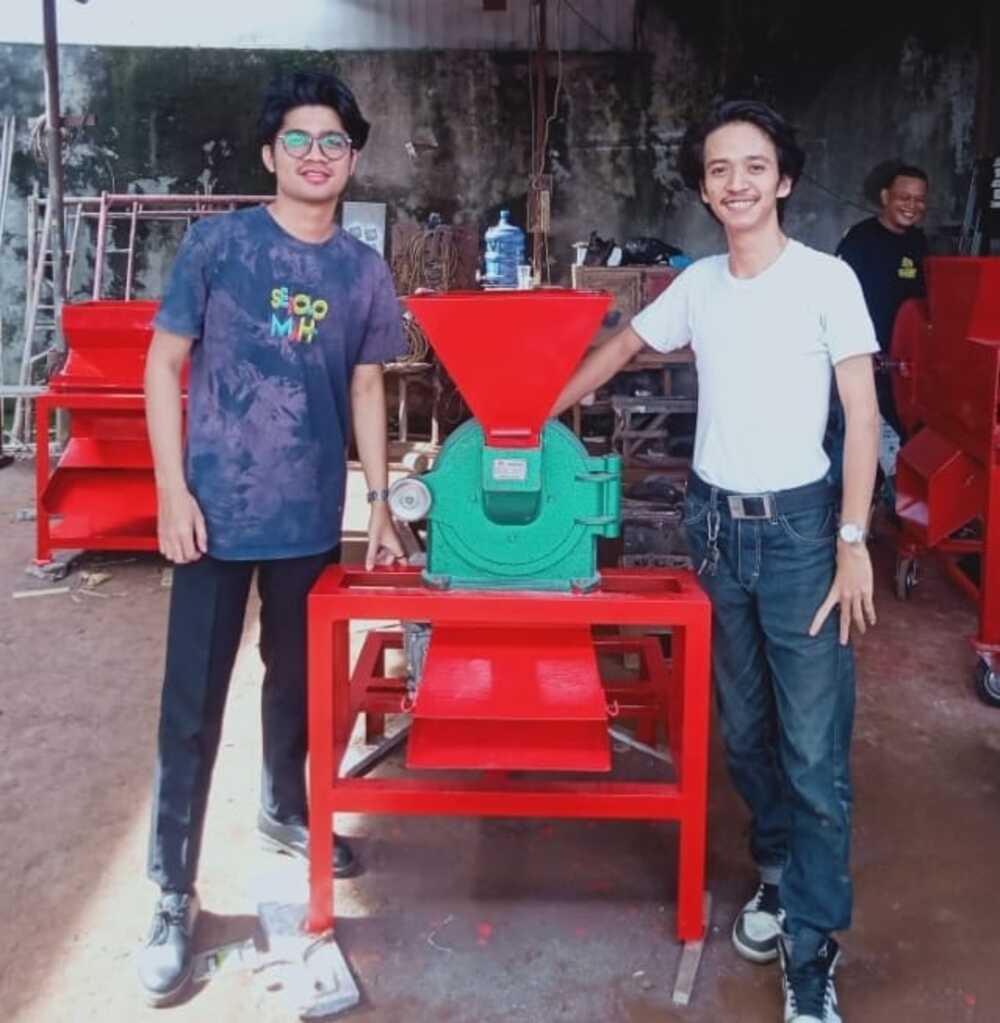 Mahasiswa Fakultas Teknik Unand bersama mesin penghalus rempah yang diserahkan ke petani Kotoanau, Kabupaten Solok, baru-baru ini.