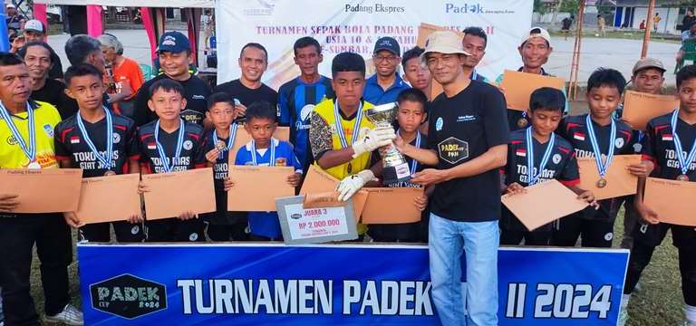 Direktur Padek.Jawapos.Com, Heri Sugiarto saat memberikan hadiah kepada Peringkat 3 Garuda Muaro Bodi di Turnamen Padang Ekspres Cup II 2024. (Foto: Randi Z)