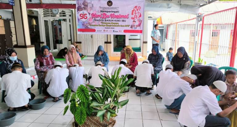 WBP Lapas Suliki Kabupaten Limapuluh Kota melakukan basuh kaki ibu di Hari Ibu.