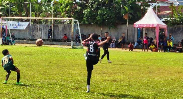 Tim Dewa24 Elite vs Garuda Muaro Bodi di pertandingan di Lapangan UNP Lubukbuaya Padang, Minggu (22/12/2024). (Foto: Randi Z)