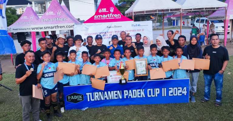Foto bersama saat penyerahan hadiah Turnamen Padek Cup II 2024 kepada Juara KU12 Dewa24 Elite oleh Direktur Utama Padang Ekspres Mhd Nazir Fahmi di Lapangan UNP, Lubay.