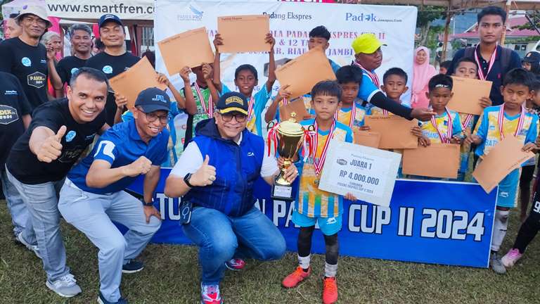 Penyerahan hadiah oleh Pj Wako Padang Andree Algamar, Direktur Keuangan Bank Nagari Roni Edrian didampingi Dirut Padang Ekspres Mhd Nazir Fahmi kepada Juara U10 Padek Cup 2024; BBC Batuang Taba.