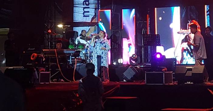 Padang Super Jazz Festival menghadirkan legenda musik jazz Indonesia, Rieka Roslan.