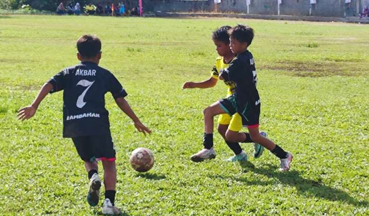 Perebutan bola saat Tapaseh Jambi vs PSC Pariaman di Lapangan 2 Universitas Negeri Padang (UNP), Lubukbuaya, Padang, Minggu (22/12/2024). (Foto: Randi Z)