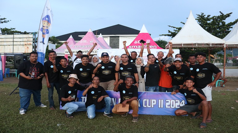 DIRUT Padang Ekspres Mhd Nazir Fahmi berfoto bersama panitia Padek Cup II 2024.(SY RIDWAN/PADEK)
