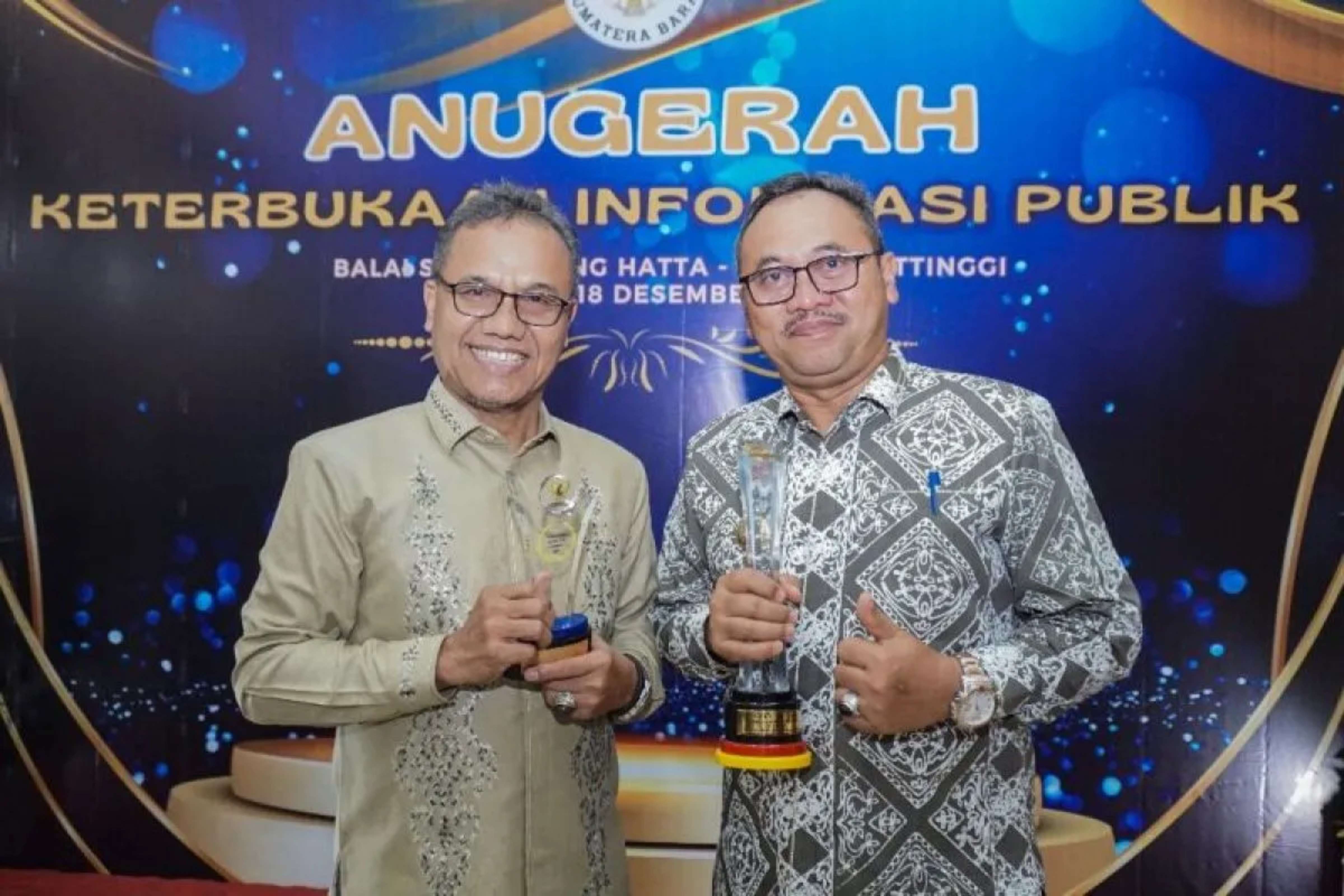 APRESIASI: Pj Wali Kota Payakumbuh, Suprayitno (kanan), bersama Dirut Pamtigo, Khairul Ikhwan (kiri), menerima penghargaan Anugerah Keterbukaan Informasi Publik tingkat Sumbar.(PEMKO PAYAKUMBUH)