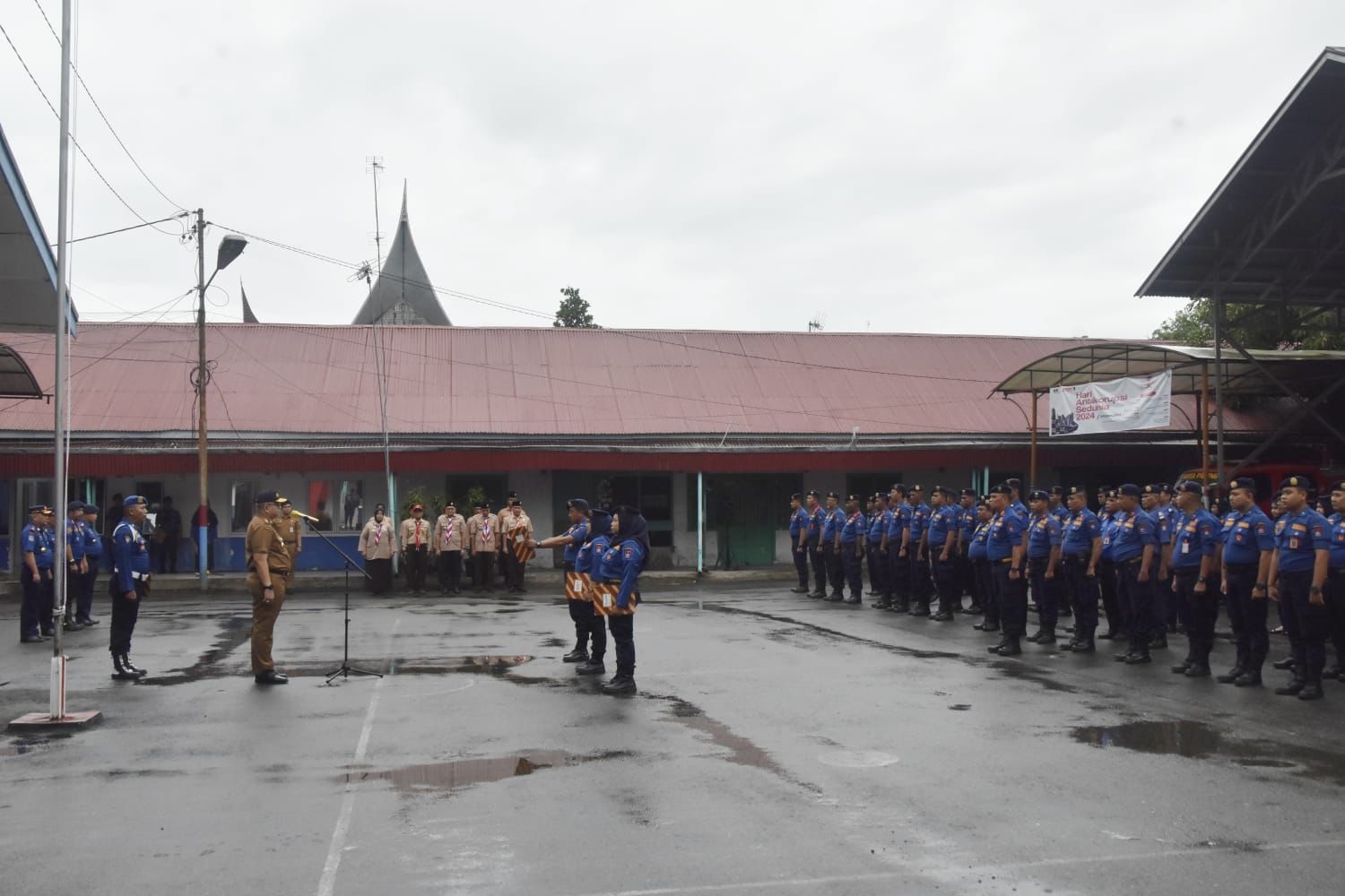 Pj Wako Padang memimpin apel pasukan di Mako Dinas Pemadam Kebakaran (Damkar), Senin (23/12).